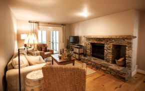 Buckanoe Condo -Hiking Trails Wood-Burning Fireplace Community Pools